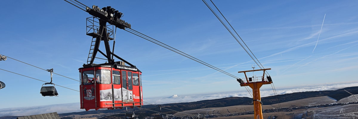 Drahtseilbahn zum Fichtelberg im Erzgebirge im Winterbetrieb
