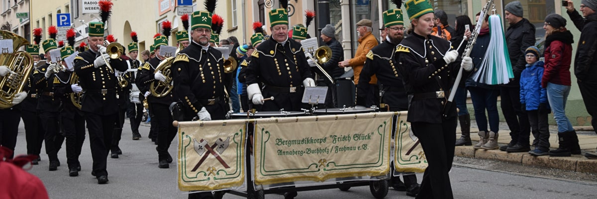 Bergfest in Freiberg mit Festumzug der Bergleute und vielen Zuschauern