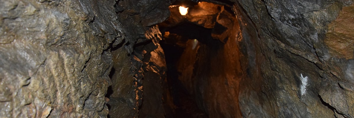 Burg Lauterstein – beleuchteter Schacht mit feuchtem Tunnel im Berg
