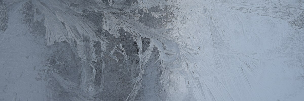 Cristal de ventana congelado con cristales de hielo en detalle