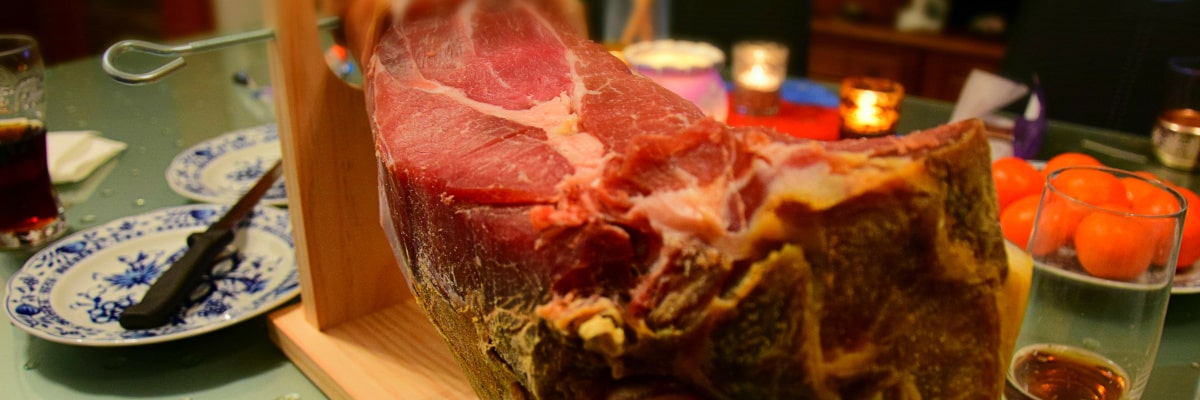 Pierna de jamón navideña, recién cortada
