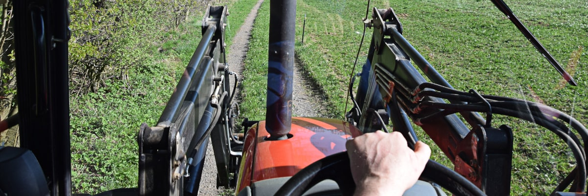 Tractor en un camino rural de los Montes Metálicos