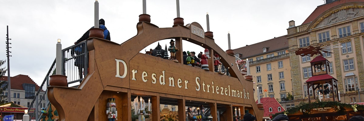 Striezelmarkt de Dresde con iluminación festiva