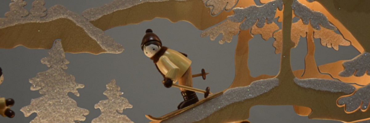 Schwibbogen Winterlandschaft – Figur mit Schneeschuhen in Nahaufnahme