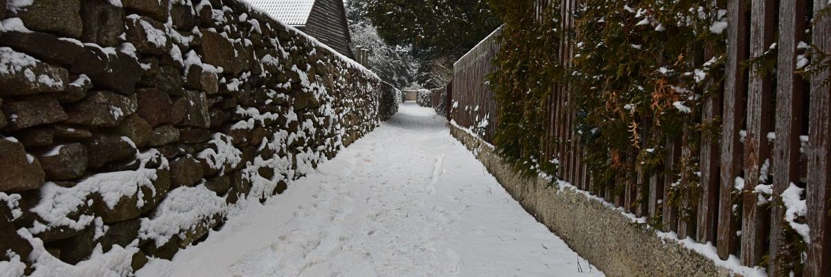 Enge verschneite Gasse in Großwaltersdorf