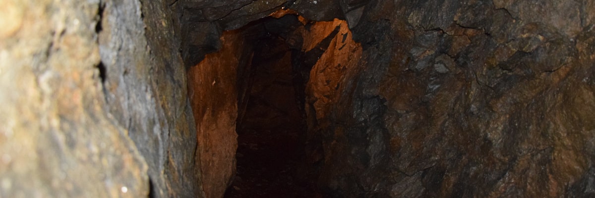 Burg Lauterstein – mine shaft with a long passage, damp walls and subtle lighting