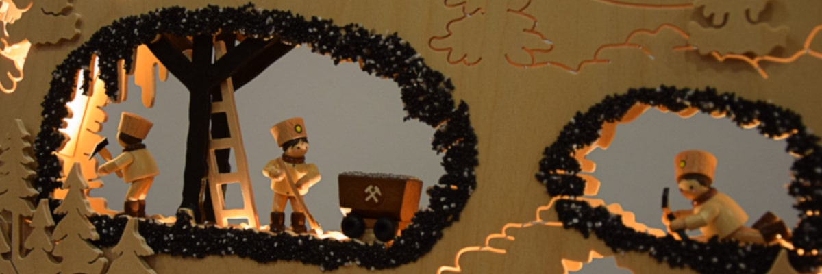 Miner-themed Schwibbogen – several miners at work in the gallery, close-up