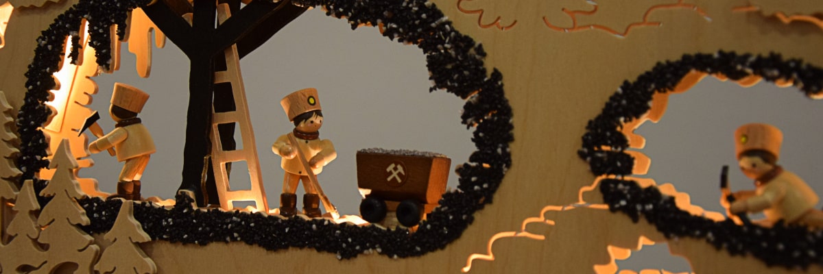 Schwibbogen con motivo de minero – mineros trabajando en la galería en primer plano
